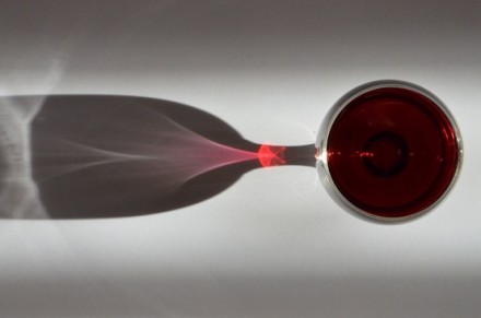 Shadow of Wine… 赤ワインのルビー色は影の色もとってもきれい。