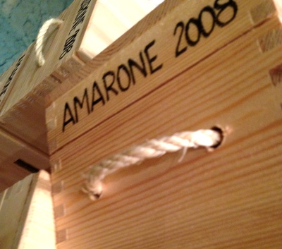 エノテカに山積みにされていたAmarone 2008の木箱に目が釘付けです!