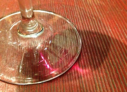 こういう色の指輪が欲しい♥ テーブルに映るワインの光にうっとり。