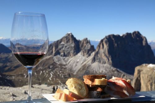 海辺だけでなく、山でいただくワインも美味しそう。