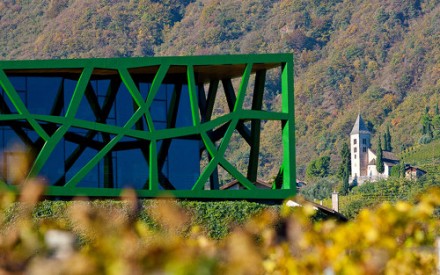 びっくり!! かなり目立つ建物ですが・・・実はワイナリーなのです。